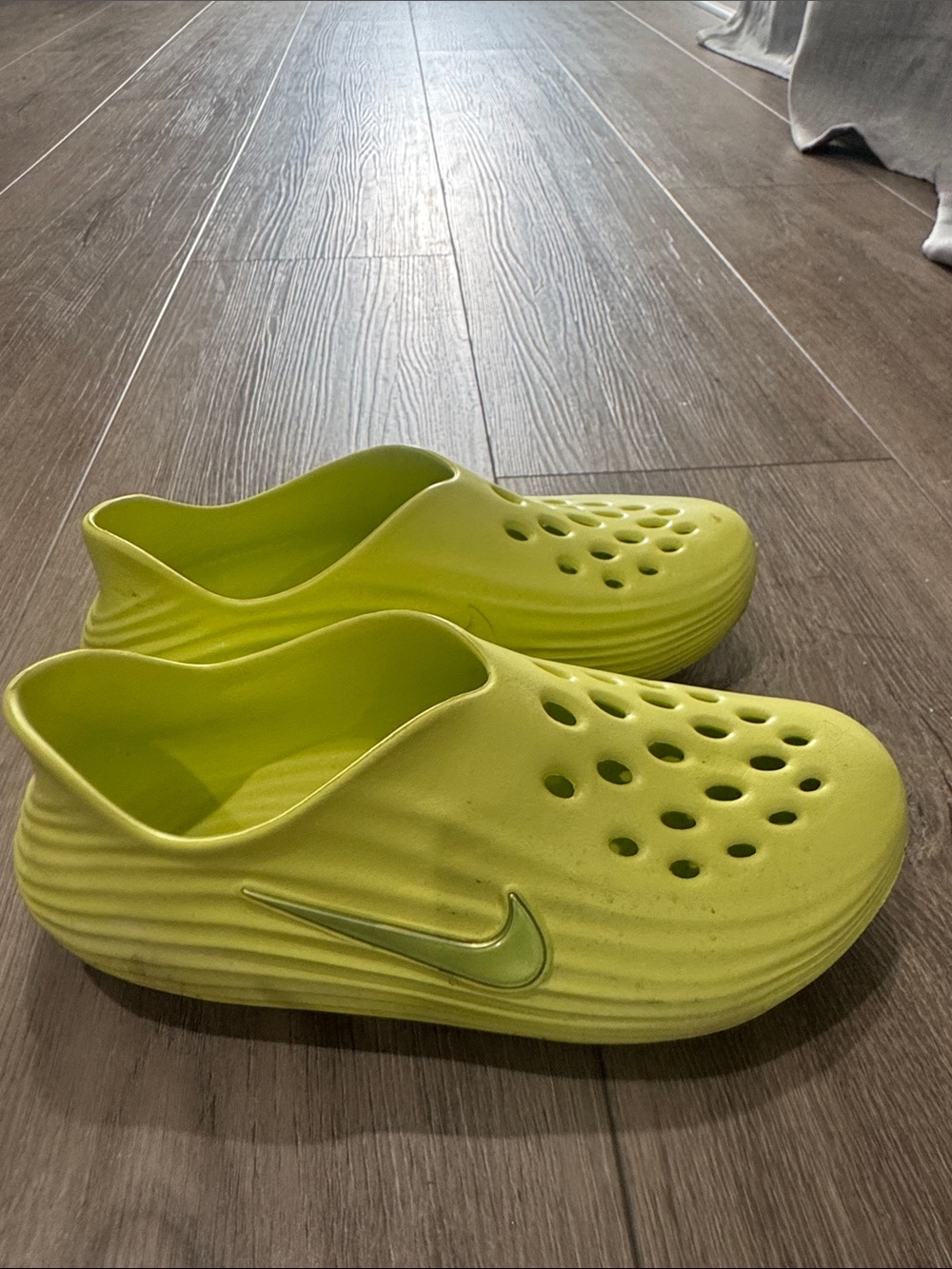 Men Nike Slip-On Lightweight Clog in Neon Yellow - Picture 2 of 2